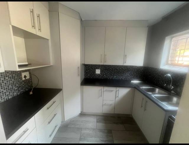 2 BEDROOM TOWNHOUSE FOR SALE IN ROSEVILLE